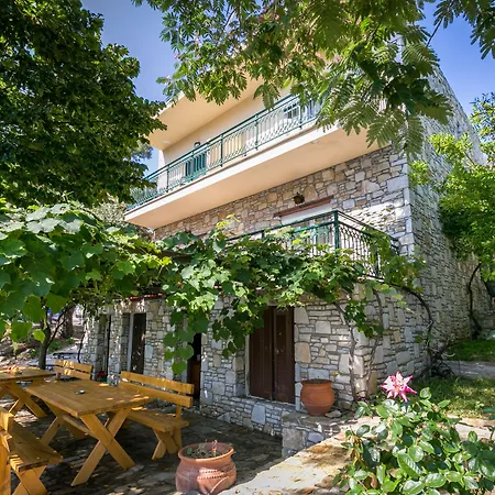 Petra Mare Apartament Alikí